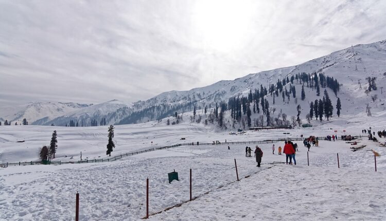 Slyronit, CC BY-SA 4.0 , via Wikimedia Commons - Snowfall in Jammu and Kashmir